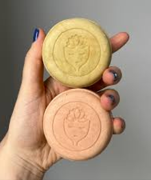 Elde yeşil ve pembe Alchebist katı şampuanlar